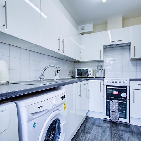 Spacious Urban Apartment In クロイドン エクステリア 写真