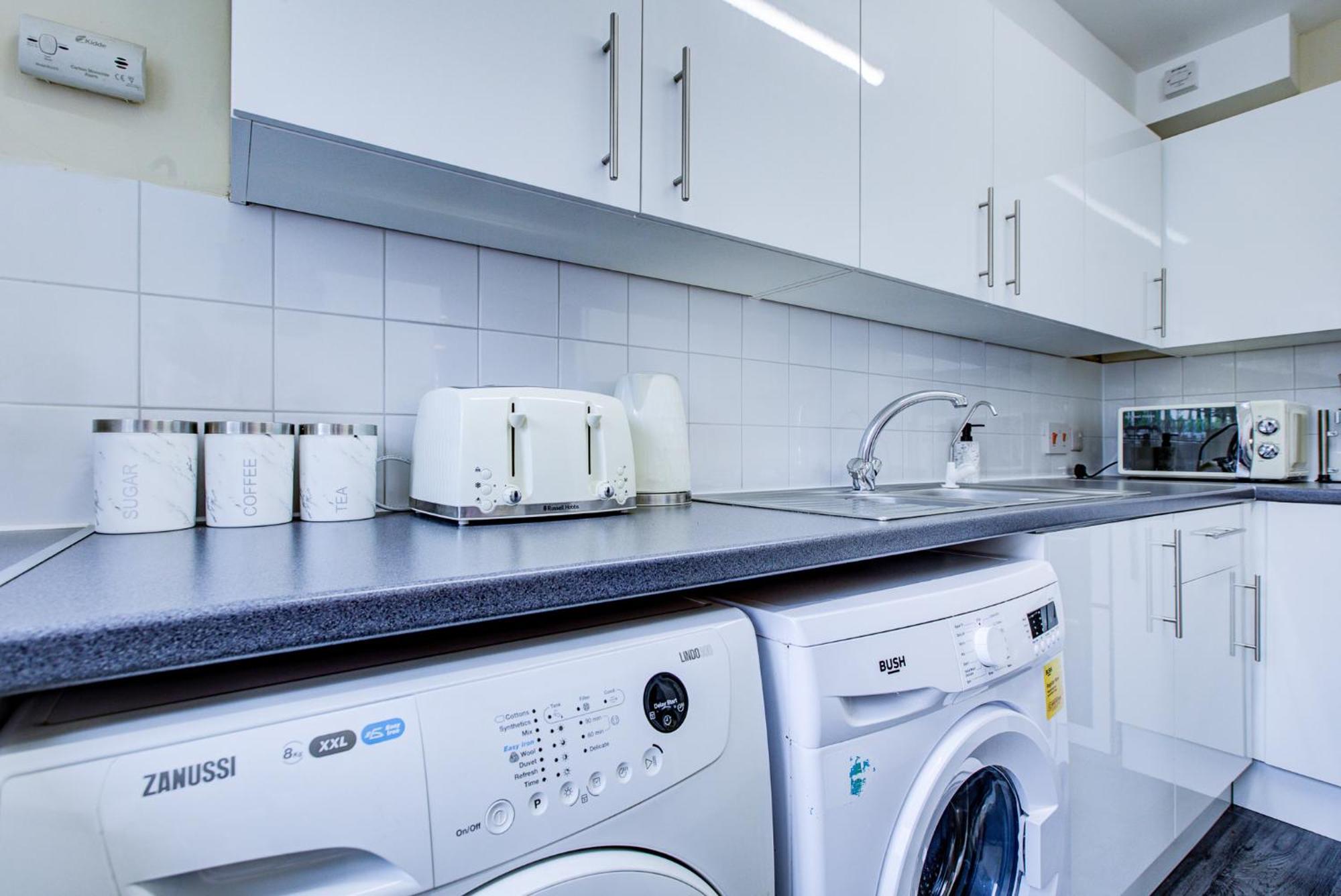 Spacious Urban Apartment In クロイドン エクステリア 写真